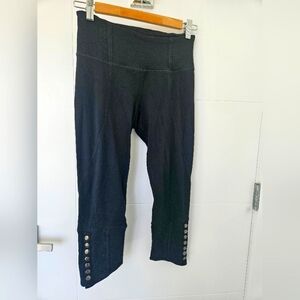 Lululemon crop, older style, luon fabric sz.6, high-waisted, with gold snaps